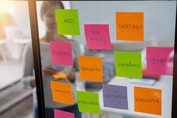 Web Designer Brainstorming Für Einen Strategieplan Bunte Klebrige Zettel Mit — Stockfoto