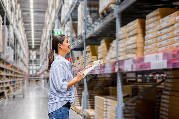 Mujer Asiática Con Carrito Mercado Tienda Muebles — Foto de Stock