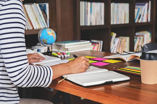 Onderwijs Concept Studenten Studeren Brainstormen Campus Concept Close Van Studenten — Stockfoto