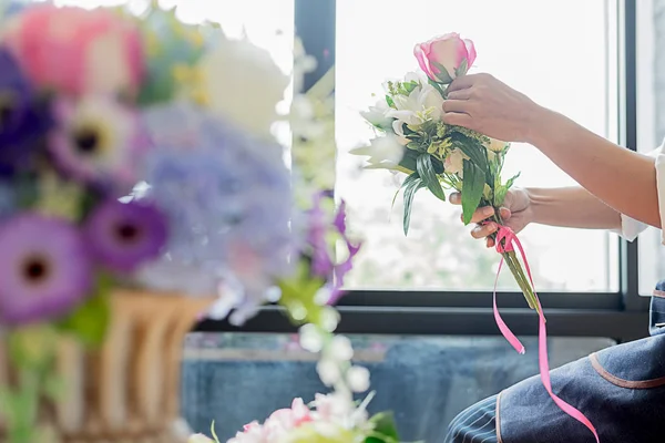Жінки Роблять Квіткову Композицію Квітковій Майстерні Зробити Самостійно Концепція — стокове фото