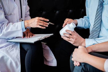 dikkatle dinliyor bir erkek hasta hasta belirtiler açıklayan veya onlar evrak tartışmak birlikte bir Danışma süreci gibi bir soru soran doktor