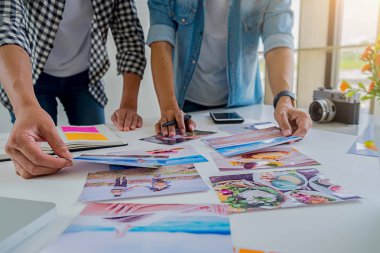 Asya reklam tasarımcı yaratıcı start-up ekibi office fikirleri tartışmak.