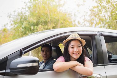 Genç bir çift araba gezgin sürüş. Seyahat kavramı