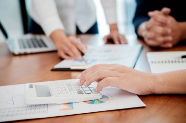 Ortaklar başlatmak için yeni strateji geliştirme fikirleri tartışmak rahat giysiler içinde çalışıyoruz.