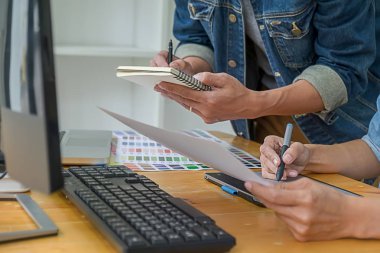Grafik tasarım renk örneklerini ve bir masa üzerine tablet ile. Grafik tasarımcı bir şey tablet vasıl belgili tanımlık yazıhane iş araçları ve aksesuarları ile çizim.