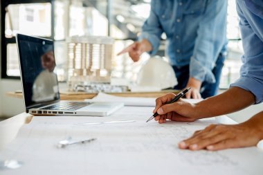 Mimar Mühendis Tasarımı Planlama Konsepti üzerinde çalışıyor. İnşaat Konsepti