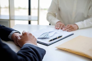 Anlaşmaya Emlak sözleşme anlaşma yaparken para veren işadamı ve finansal kurumsal. Rüşvet ve yolsuzluk kavramı