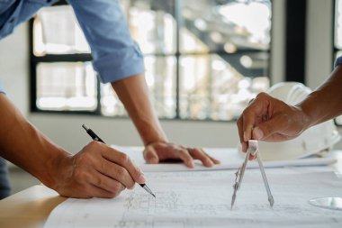 Mimar Mühendis Tasarımı Planlama Konsepti üzerinde çalışıyor. İnşaat Konsepti