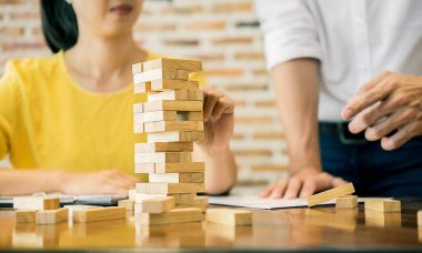 El iş adamı planlama, risk ve iş stratejisi. Bir kule üzerinde ahşap blok yerleştirme kumar iş adamı.