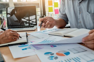 Ortaklar başlatmak için yeni strateji geliştirme fikirleri tartışmak rahat giysiler içinde çalışıyoruz.