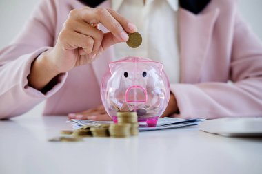 İş insanlar askerlerinden sikke ve kumbara masasında. kavram kaydetme