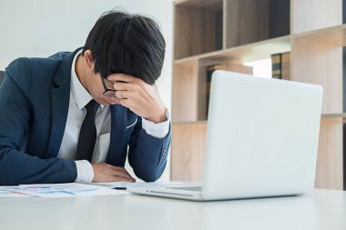 İş takım üzgün ve Office kriz problem çözme sırasında stres. Başarısızlık iş kavramı.