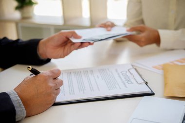 Anlaşmaya Emlak sözleşme anlaşma yaparken para veren işadamı ve finansal kurumsal. Rüşvet ve yolsuzluk kavramı