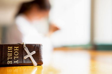 İncil'de ve çapraz tablo için daha iyi umut Hıristiyan kadınla. Tanrı iyi şans, başarı, af için soruyorum. Din, inanç, ibadet gücünü.