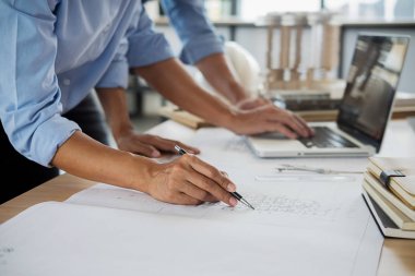 Mimar Mühendis Tasarımı Planlama Konsepti üzerinde çalışıyor. İnşaat Konsepti