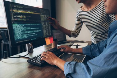 Bir yazılım geliştirme ve kodlama teknolojisinde çalışan programcı. Web sitesi tasarımı. Teknoloji konsepti..
