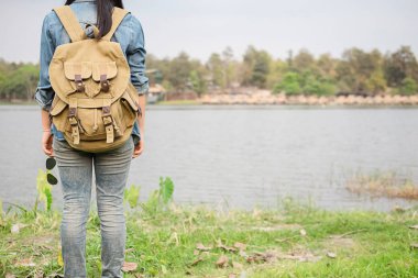 Hipster uzun yürüyüşe çıkan kimse genç adam ve kadın hiking tatil, vahşi macera. Dağlar ilham verici manzara modunda hiking.