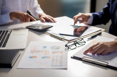 Ortaklar başlatmak için yeni strateji geliştirme fikirleri tartışmak rahat giysiler içinde çalışıyoruz.