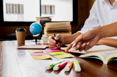 Eğitim kavramı. Öğrencilerin eğitim ve kampüs kavramı beyin fırtınası. Konu kitaplar ders kitapları tartışmak ve not defterine yazma öğrencilerin kapatın. Seçici odak.