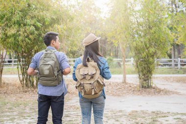 Hipster uzun yürüyüşe çıkan kimse genç adam ve kadın hiking tatil, vahşi macera. Dağlar ilham verici manzara modunda hiking.