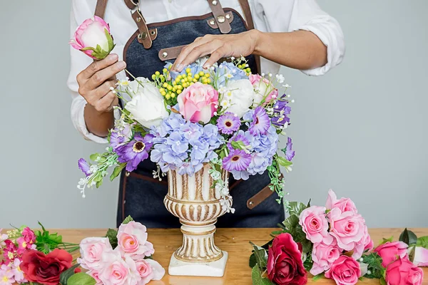 Manos Mujer Haciendo Composición Flores Taller Floristería Hazlo Mismo Concepto — Foto de Stock