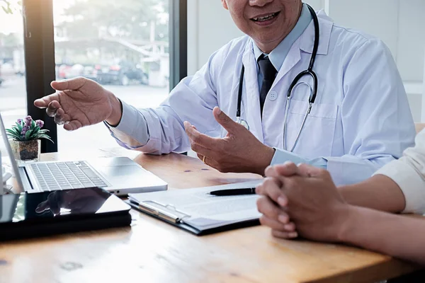 Paciente Escuchando Atentamente Médico Masculino Explicando Los Síntomas Del Paciente — Foto de Stock