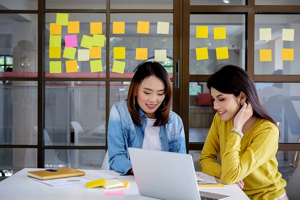 Socios Start Están Trabajando Ropa Casual Discutiendo Las Ideas Para —  Fotos de Stock