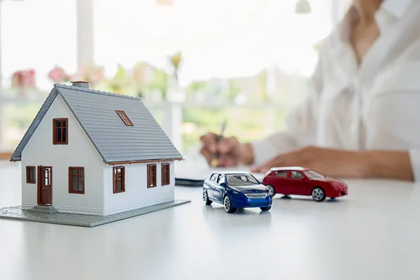 Auto Huis Model Met Agent Klant Bespreken Voor Contract Kopen — Stockfoto