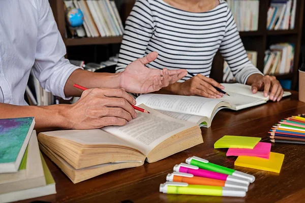 Concepto Educativo Estudiantes Estudiando Haciendo Una Lluvia Ideas Sobre Concepto — Foto de Stock