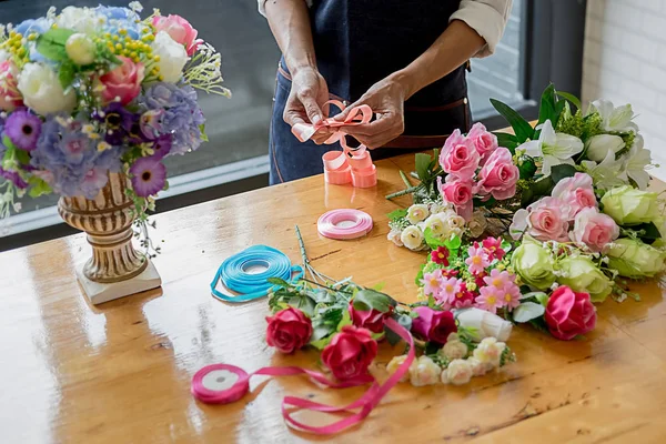 Manos Mujer Haciendo Composición Flores Taller Floristería Hazlo Mismo Concepto — Foto de Stock