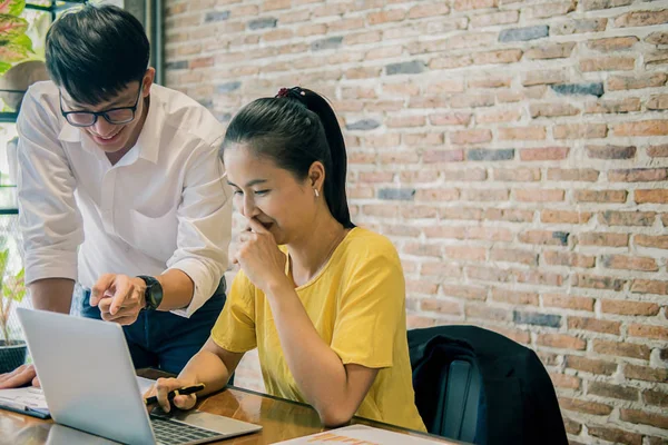 Start Partner Stanno Lavorando Abiti Casual Discutendo Idee Una Nuova — Foto Stock