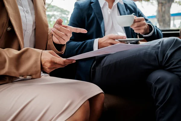 Conceito Negócio Empresários Discutindo Gráficos Gráficos Que Mostram Resultados Seu — Fotografia de Stock