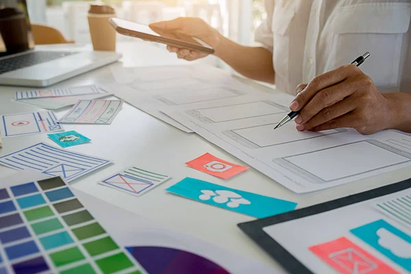 Kreativ Webbdesigner Planering Ansökan Och Utveckla Mallayouten Ram För Mobiltelefon — Stockfoto