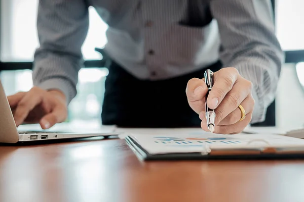 Beheerder Business Man Financiële Inspecteur Secretaris Maken Verslag Saldo Berekenen — Stockfoto