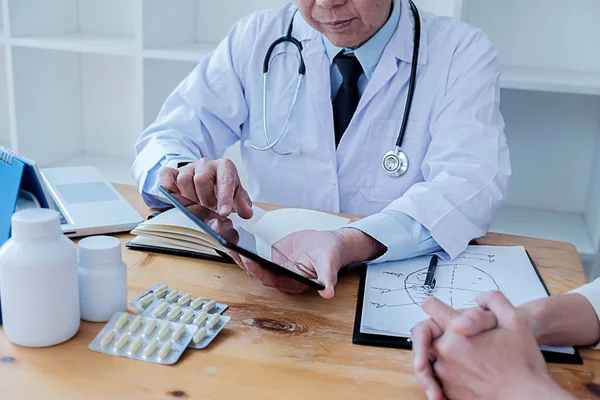 Paciente Escuchando Atentamente Médico Masculino Explicando Los Síntomas Del Paciente — Foto de Stock