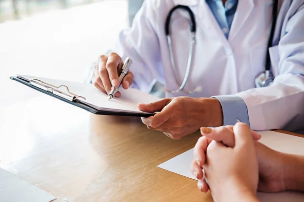 Paciente Escuchando Atentamente Médico Masculino Explicando Los Síntomas Del Paciente — Foto de Stock