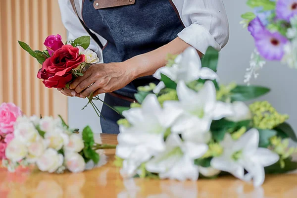 Manos Mujer Haciendo Composición Flores Taller Floristería Hazlo Mismo Concepto — Foto de Stock