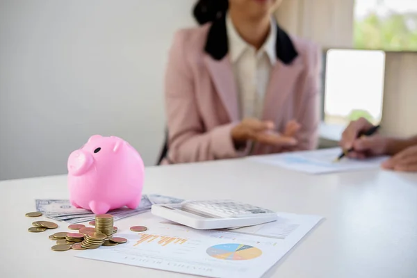 Geschäftsleute Die Münzen Und Sparschweine Schreibtisch Verstauen Sparkonzept — Stockfoto