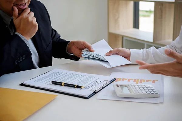 Uomo Affari Che Soldi Mentre Affare Accordarsi Contratto Immobiliare Una — Foto Stock