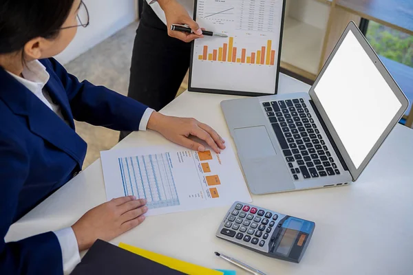 Start Partner Stanno Lavorando Abiti Casual Discutendo Idee Una Nuova — Foto Stock