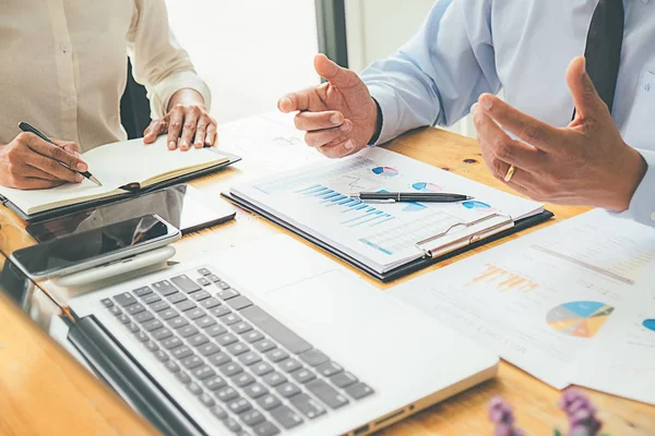 Unternehmensberater Der Finanzzahlen Analysiert Die Den Fortschritt Des Internen Prüfdokuments — Stockfoto