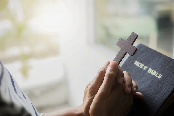 Mujer Cristiana Rezando Sagrada Biblia Las Manos Dobladas Oración Una — Foto de Stock