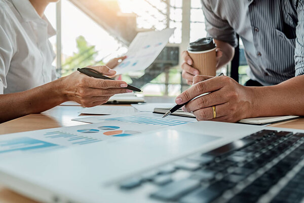 Стартап-партнеры работают в повседневной одежде, обсуждают идеи новой стратегии развития
.