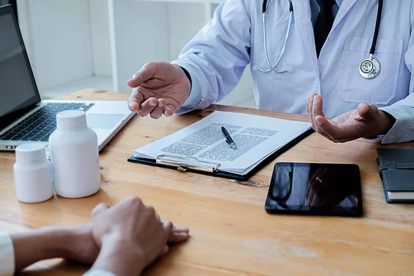 Paciente Escuchando Atentamente Médico Masculino Explicando Los Síntomas Del Paciente — Foto de Stock