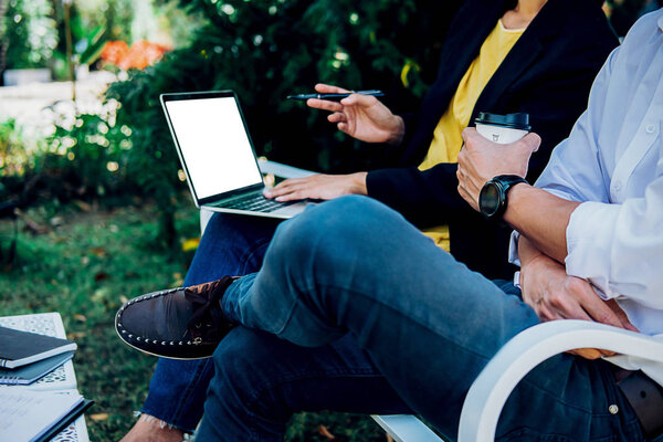 Стартап-партнеры работают в повседневной одежде, обсуждают идеи новой стратегии развития
.