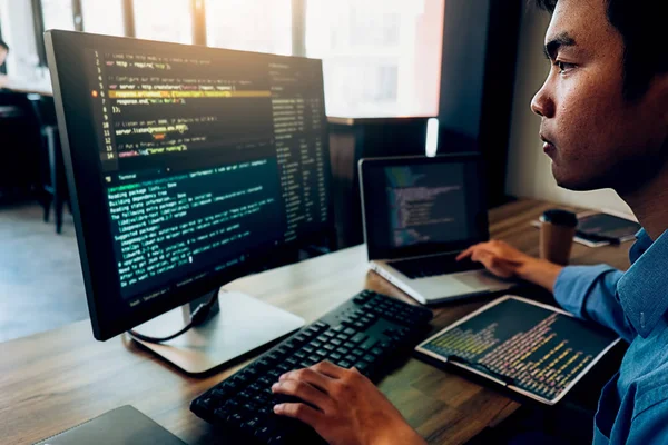 Programmer Bekerja Dalam Pengembangan Perangkat Lunak Dan Teknologi Coding Konsep — Stok Foto