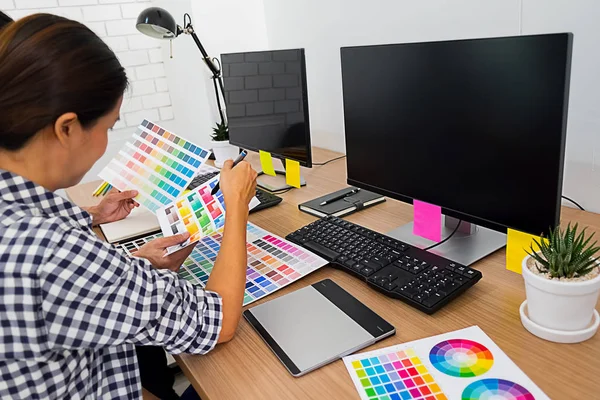 在桌子上配有色板和平板电脑的平面设计 图形设计师在办公室的平板电脑上用工作工具和配件画东西 — 图库照片