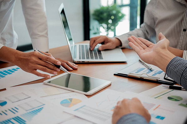 Стартап-партнеры работают в повседневной одежде, обсуждают идеи новой стратегии развития
.