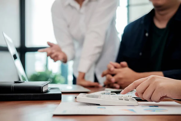 Start Partners Werken Casual Kleding Bespreken Ideeën Voor Nieuwe Strategie — Stockfoto