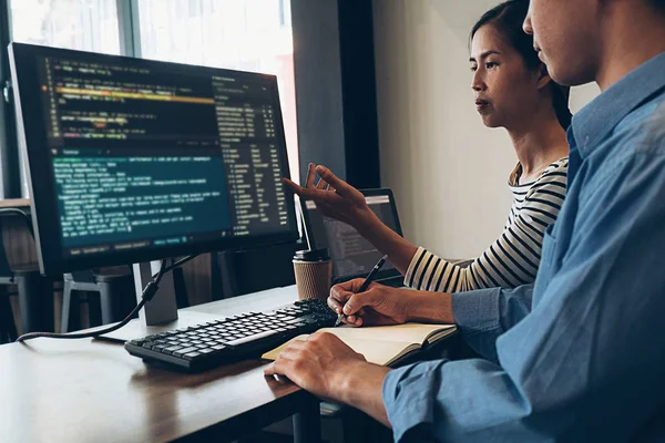 Bir yazılım geliştirme ve kodlama teknolojisinde çalışan programcı. Web sitesi tasarımı. Teknoloji konsepti..